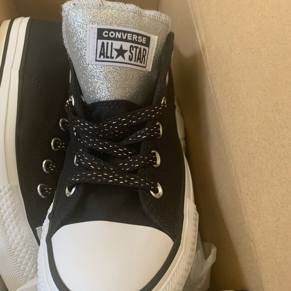 Converse women’s size 9 - Picture 3 of 3